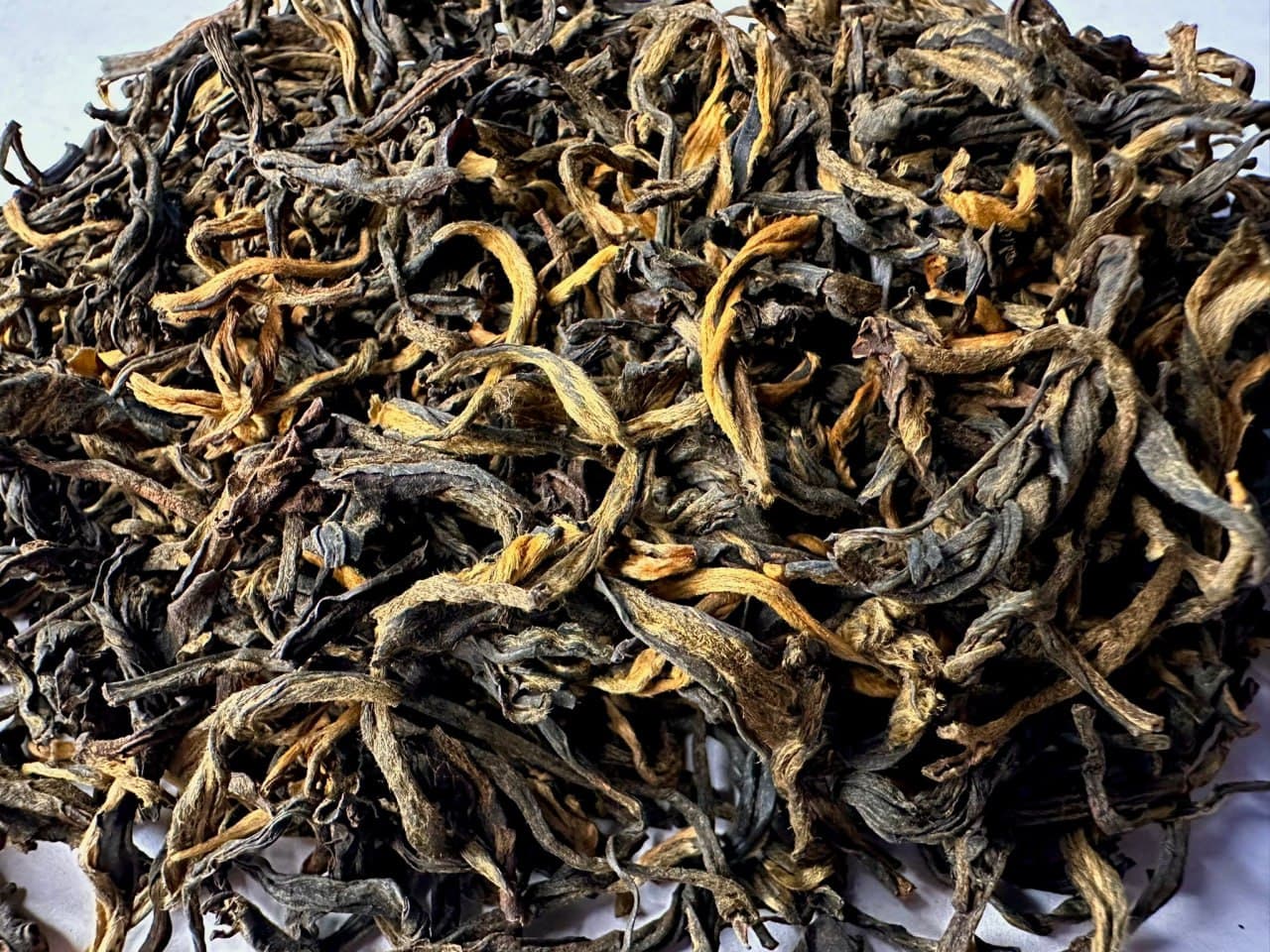 Premium Dian Hong ‘Golden Threads & Golden Buds’ - High‑Mountain Ancient Tree Strong‑Aroma Pre‑Qingming New Spring Tea from Fengqing, Yunnan