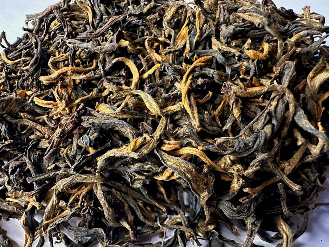 Premium Dian Hong ‘Golden Threads & Golden Buds’ - High‑Mountain Ancient Tree Strong‑Aroma Pre‑Qingming New Spring Tea from Fengqing, Yunnan